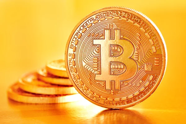 Bitcoins dourados . — Fotografia de Stock