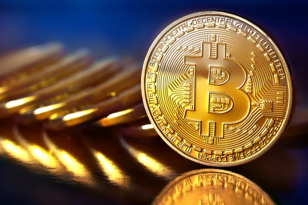 Goldene Bitcoins lizenzfreie Stockbilder