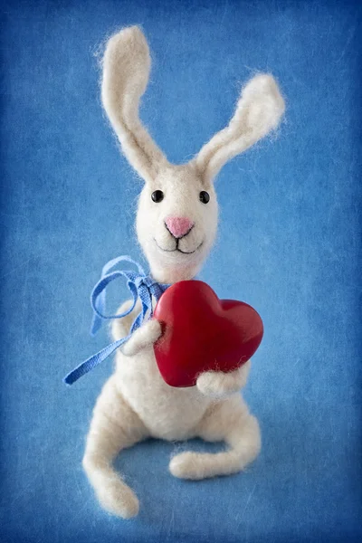 毛糸の手作りおもちゃウサギ . — ストック写真