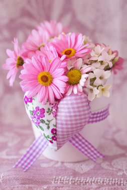 bir vazoda papatyalar