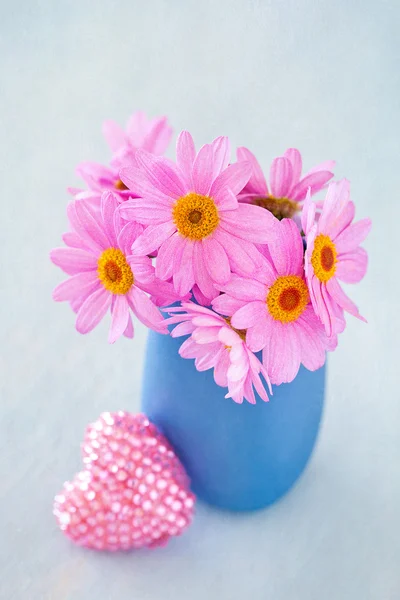 Gänseblümchen in einer Vase — Stockfoto