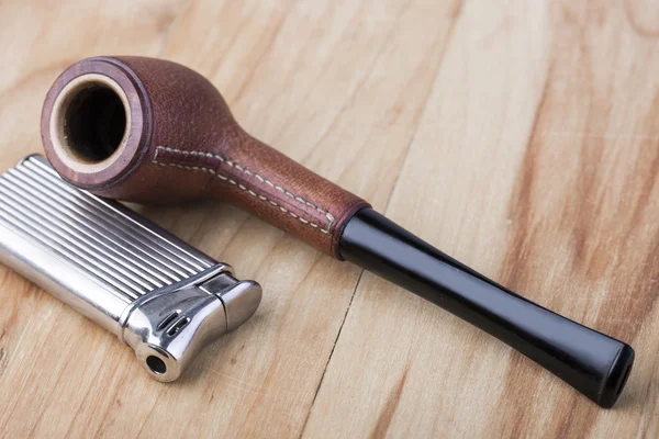 Smoking pipe on a wooden table — Stock Photo, Image