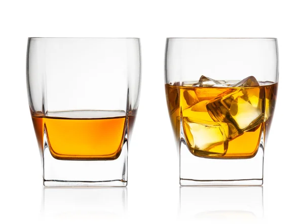 Glas skotsk whisky och is på en vit bakgrund — Stockfoto