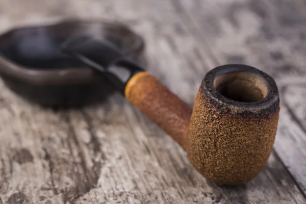 Smoking pipe on a wooden table — Stock Photo, Image