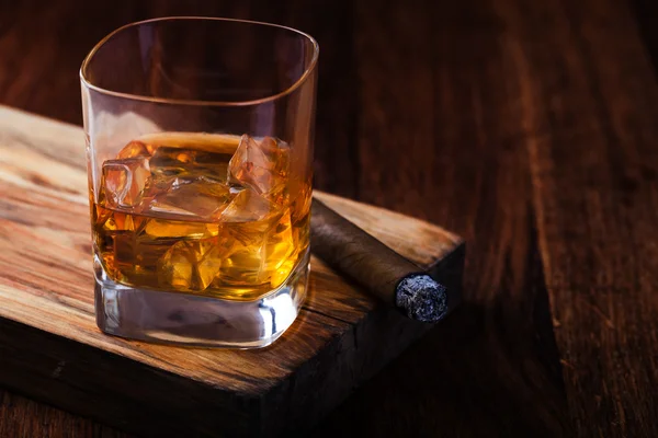 Whisky y cigarro —  Fotos de Stock