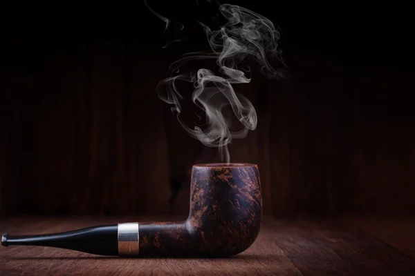 Курильна труба на дерев'яному столі — стокове фото