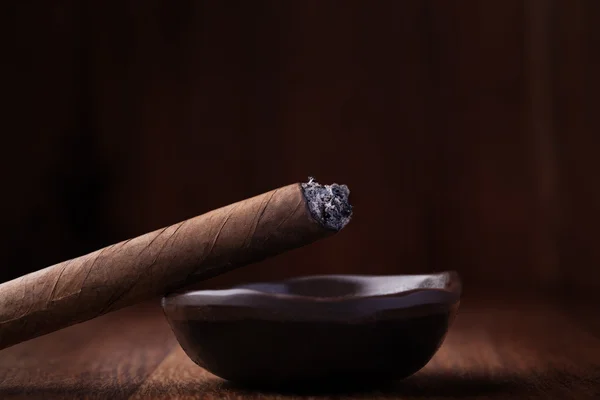 Cuban cigar in ash tray — Stock Photo, Image