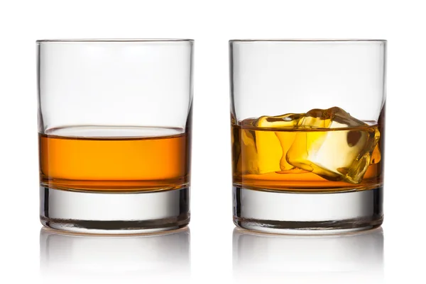 Glas skotsk whisky och is på en vit bakgrund — Stockfoto