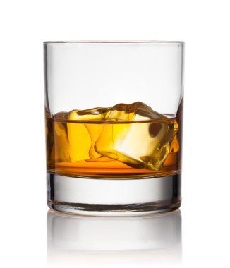 bardak scotch viski ve buz beyaz zemin üzerine