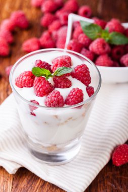 Yoğurtlu müsli ve çilek