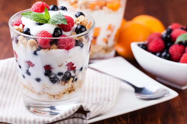 Yogur con muesli y bayas — Foto de Stock