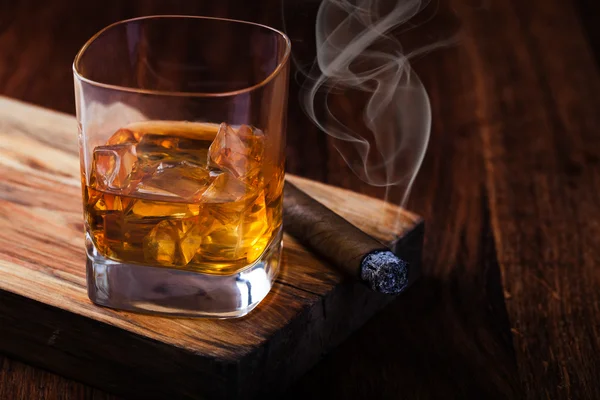 Whisky és egy szivar — Stock Fotó