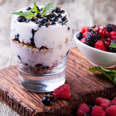 Yoğurtlu müsli ve çilek