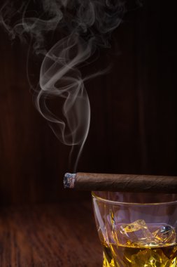 Viski ve puro ahşap arka planda