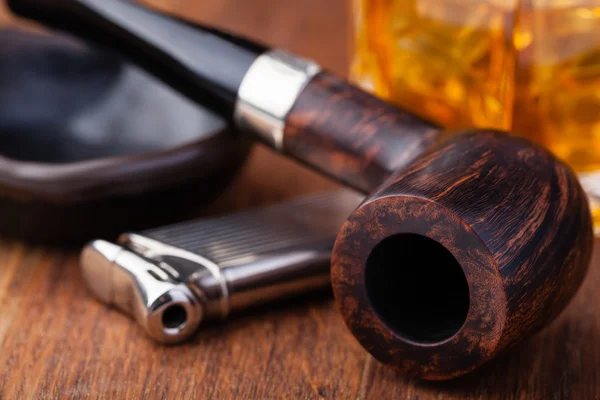 Smoking pipe on a wooden table — Stock Photo, Image