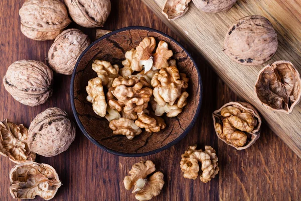 Орехи изолированы на деревянном столе — стоковое фото