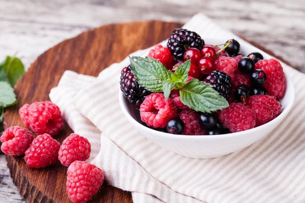 Berry ahşap arka plan üzerinde