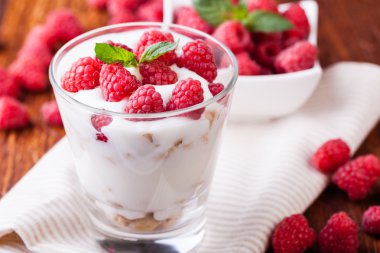 Yoğurtlu müsli ve çilek