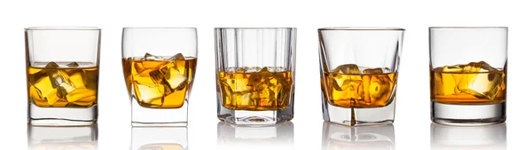 Glas Scotch Whiskey und Eis auf weißem Hintergrund — Stockfoto