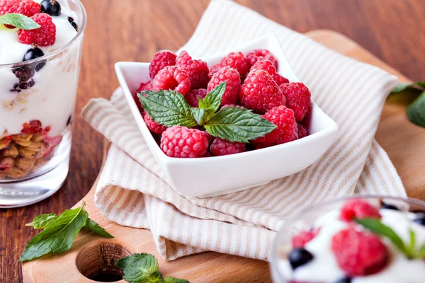 Йогурт с мюсли и ягодами — стоковое фото