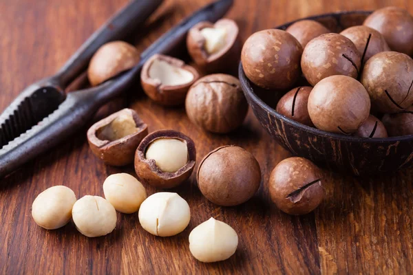 Macadamia-Nüsse auf einem Holztisch — Stockfoto