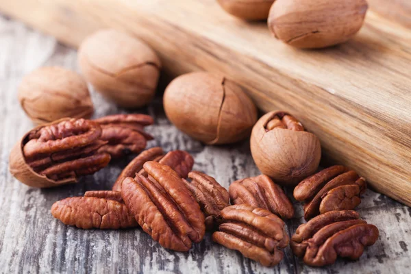 Pekannüsse auf einem Holztisch — Stockfoto