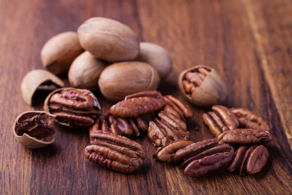 Pecannoten op een houten tafel — Stockfoto