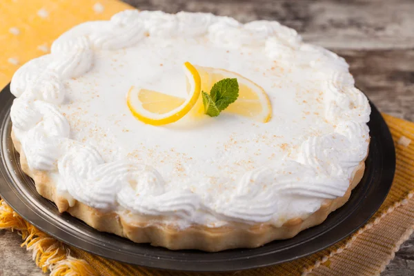 Crostata di limone su un piatto decorato con limoni — Foto Stock