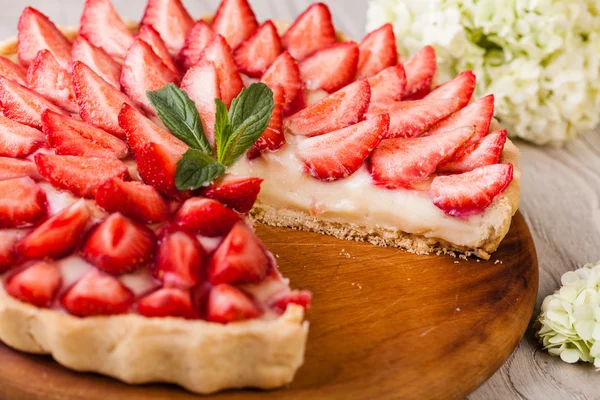 Torte mit Erdbeeren — Stockfoto