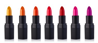 Beyaz arkaplanda kırmızı ruj izole edildi