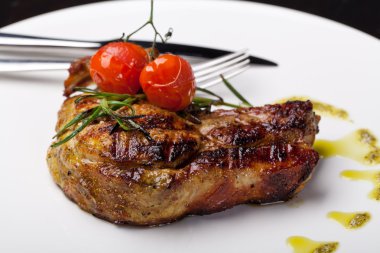 Tabakta kuzu pirzolası