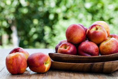 Ahşap arka planda taze şeftali