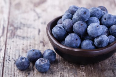 bilberries ahşap arka plan üzerinde