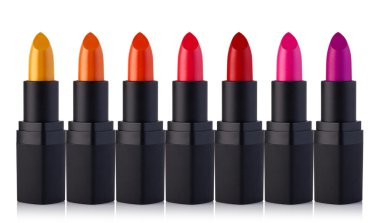 Beyaz arkaplanda kırmızı ruj izole edildi