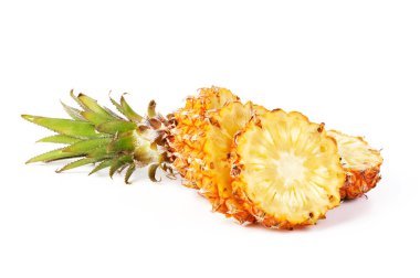 Beyaz arkaplanda izole edilmiş ananas dilimleri