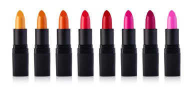 Beyaz arkaplanda kırmızı ruj izole edildi