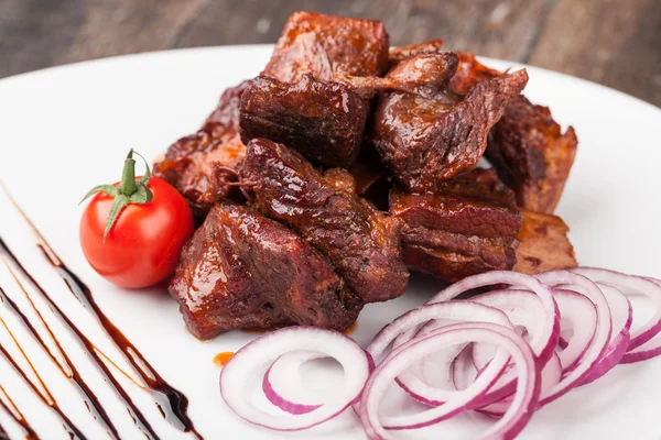 Griller la viande sur une assiette blanche — Photo