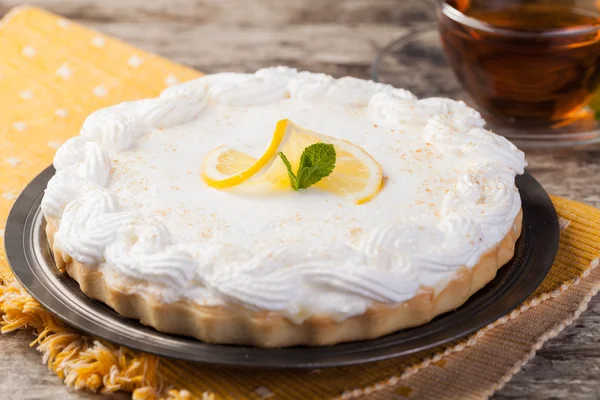 Lemon tart on a plate decorated with lemons — Stock Photo, Image