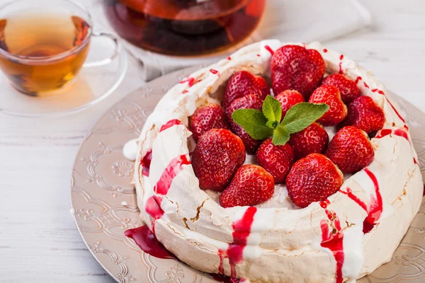 Pavlova jordgubbstårta — Stockfoto