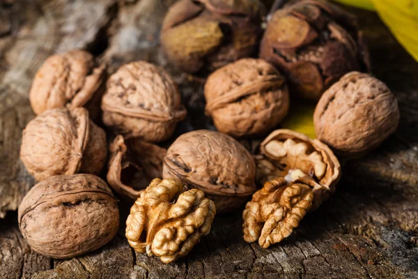 Nueces aisladas sobre una mesa de madera —  Fotos de Stock