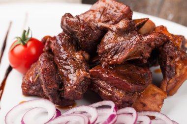 Beyaz bir plaka üzerinde ızgara et 