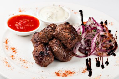 Beyaz bir plaka üzerinde ızgara et 