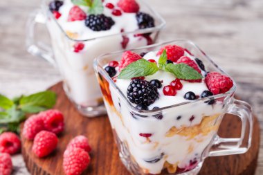 Yoğurtlu müsli ve çilek