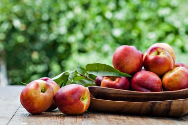 Ahşap arka planda taze şeftali