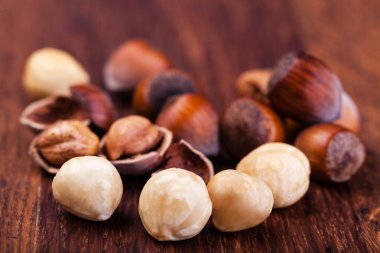 ahşap bir masa portre görünümünde fındık