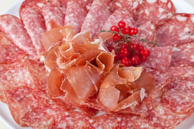 sosis salam dilimlenmiş