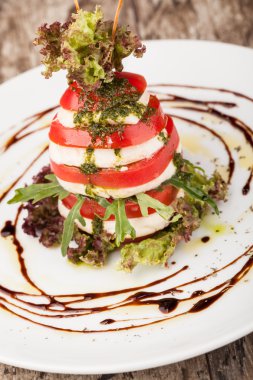  Caprese salatası Mozzarella peyniri ile