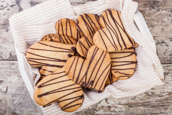 Biscotti a forma di cuore su sfondo bianco — Foto Stock