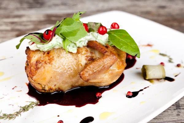 Roasted chicken with herbs and sauce — Stock Photo, Image