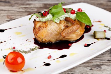 otlar ve sos ile kavrulmuş tavuk